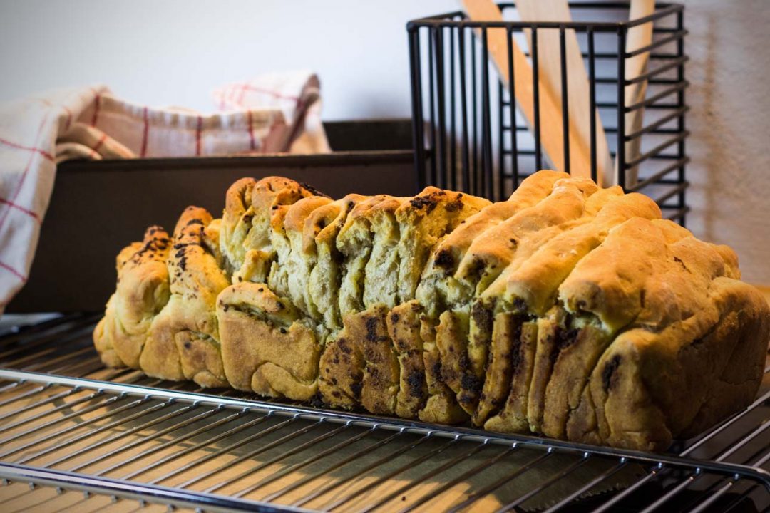 Unperfekt und ungefiltert: Falten-Brot mit Pesto – diesiemer