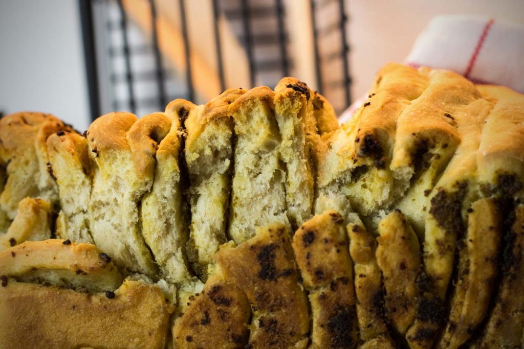 Unperfekt und ungefiltert: Falten-Brot mit Pesto – diesiemer