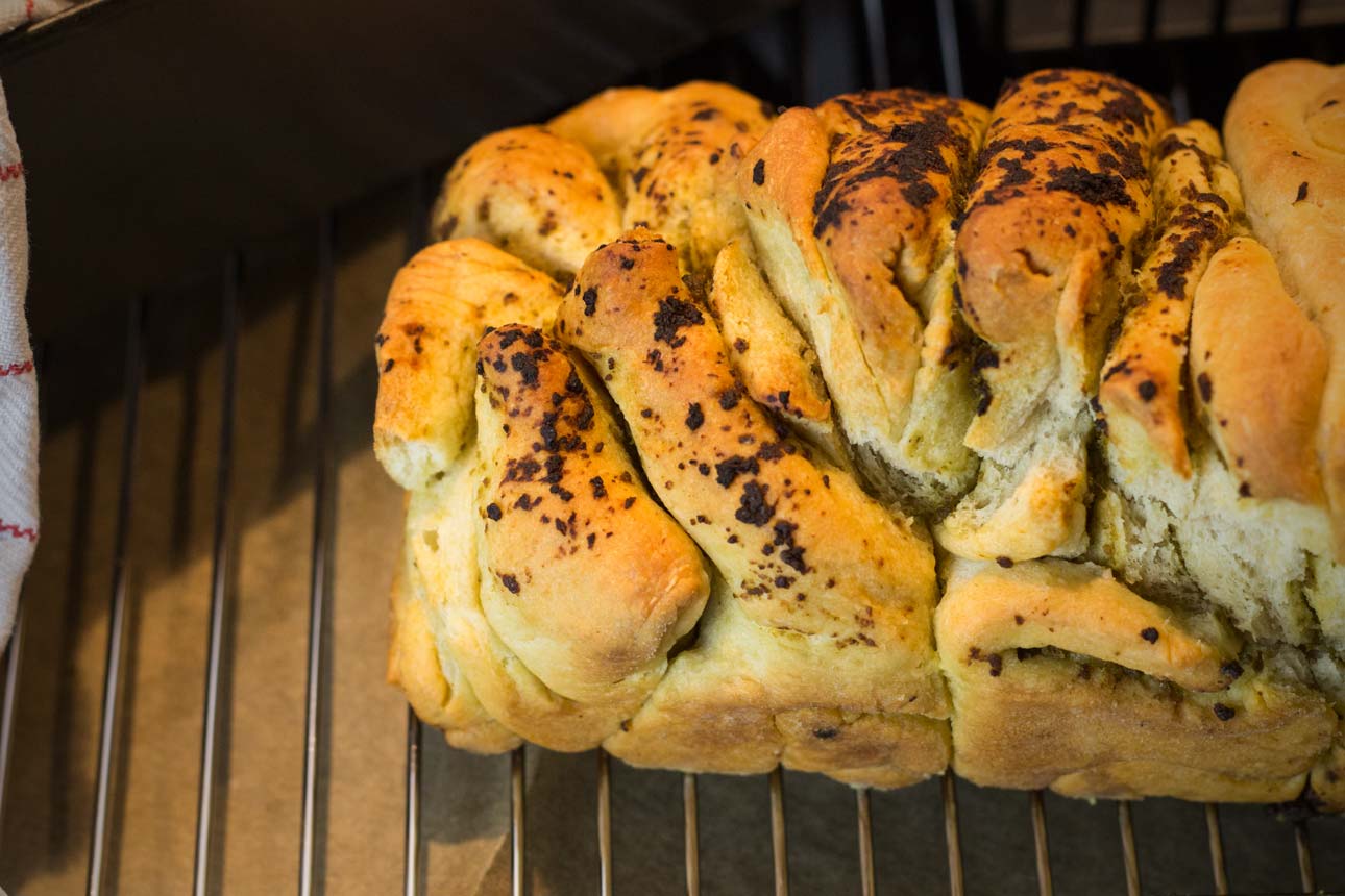 Unperfekt und ungefiltert: Falten-Brot mit Pesto – diesiemer